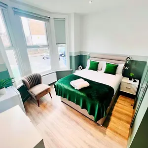 43 Ensuite Look Like Locations , London United Kingdom